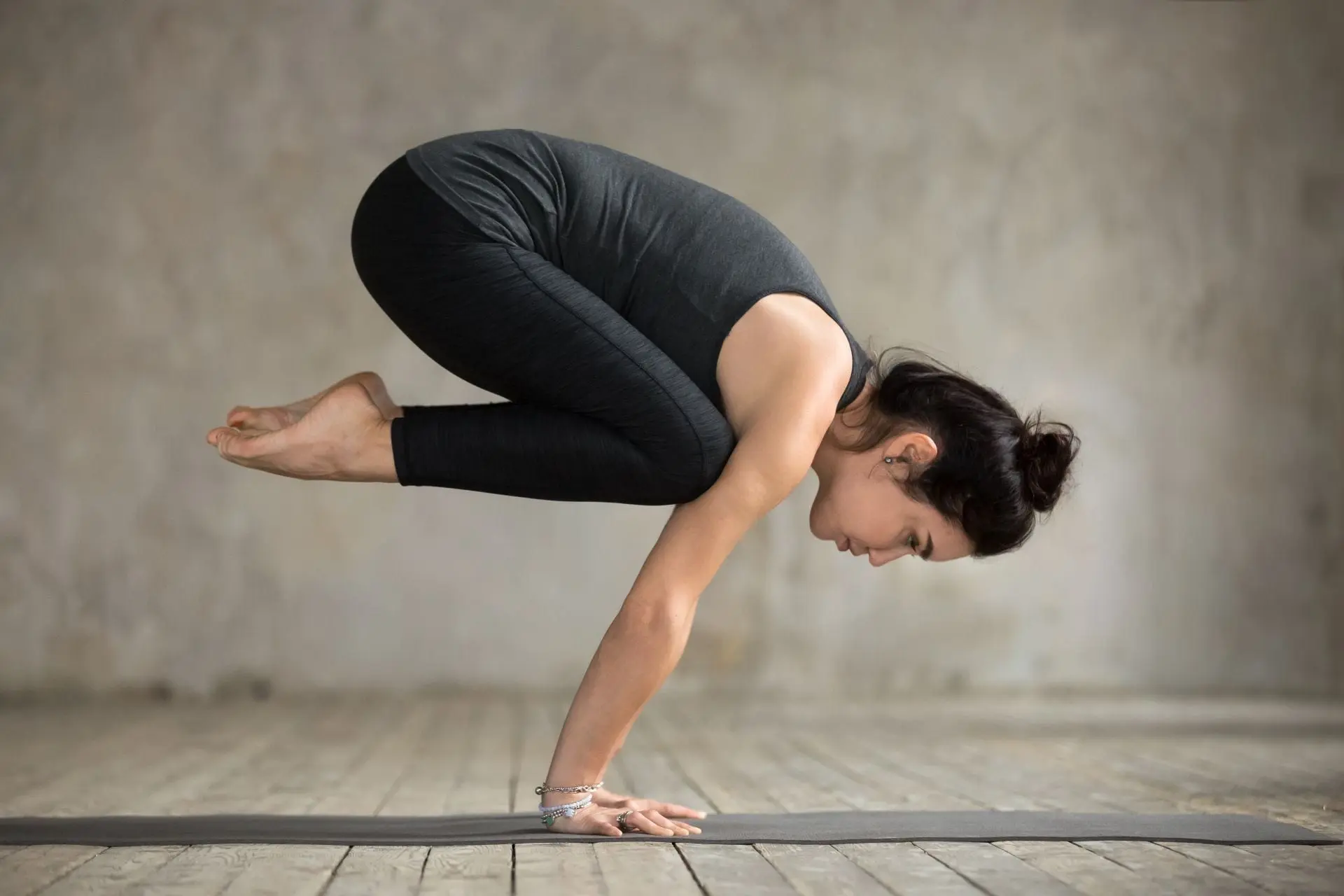 How to do Crow Pose (Bakasana) and Benefits - Yoga Blog